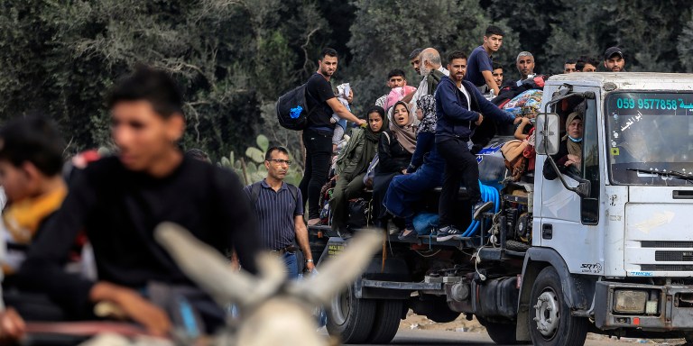 11 November 2023, Palestinian Territories, Gaza City: Palestinians families flee Gaza City and other parts of northern Gaza towards the southern areas amid ongoing battles between Israel and the Palestinian Hamas Group. Photo by: Mohammed Talatene/picture-alliance/dpa/AP Images